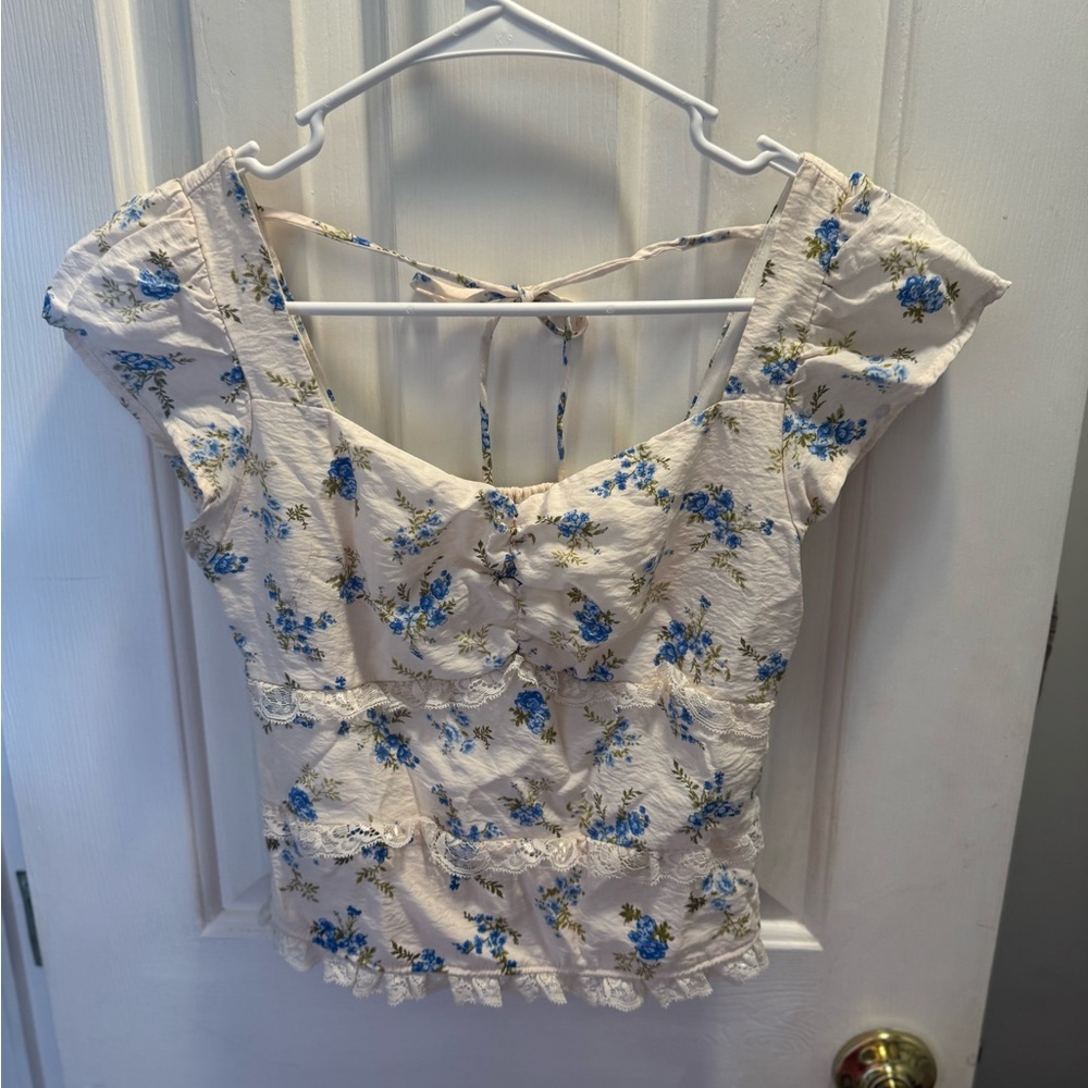Elegant Floral Women's Blouse in Blue and Cream kurious los angeles xs